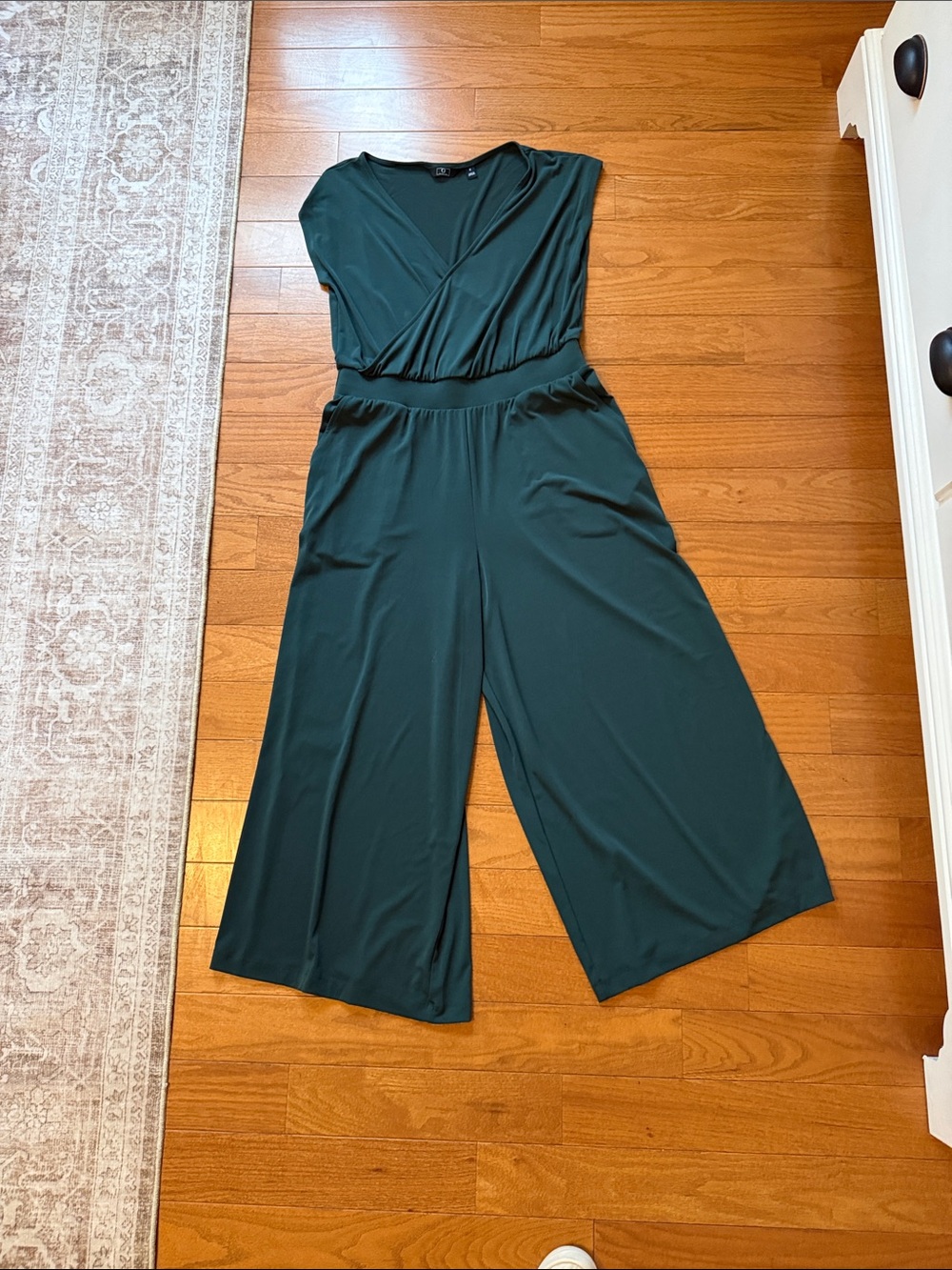 G by Giuliana Dark Green Sleeveless Wide-Leg Jumpsuit. Size medium